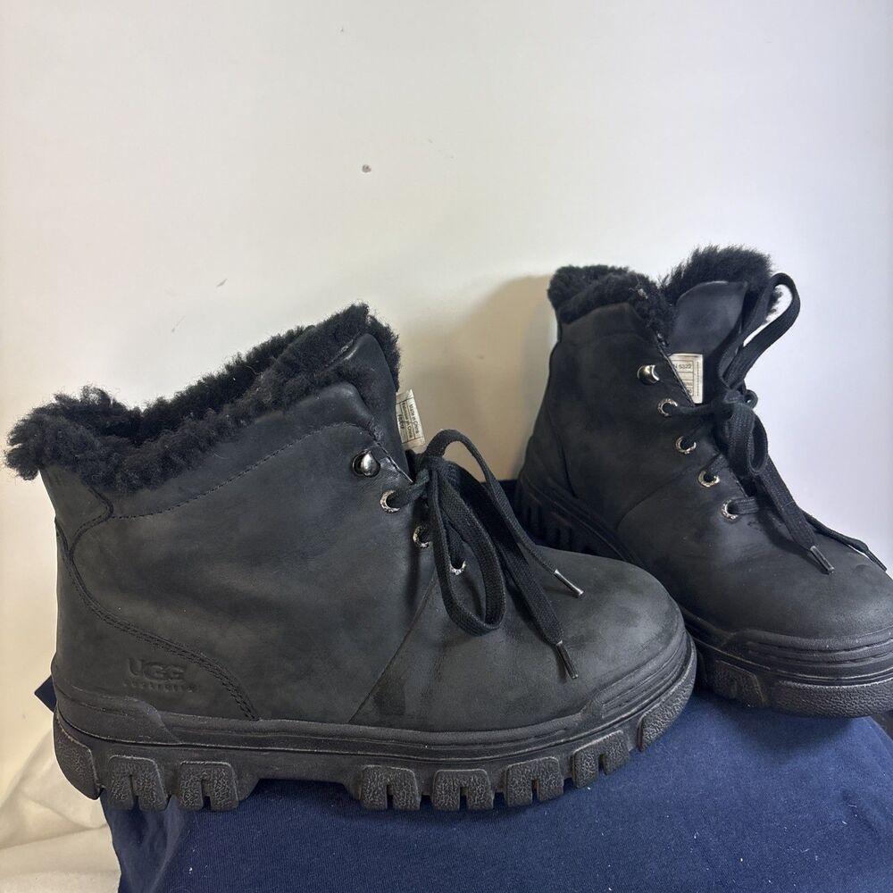 UGG Australia "Kensington" Leather Hiker Boot Women’s Size 9
